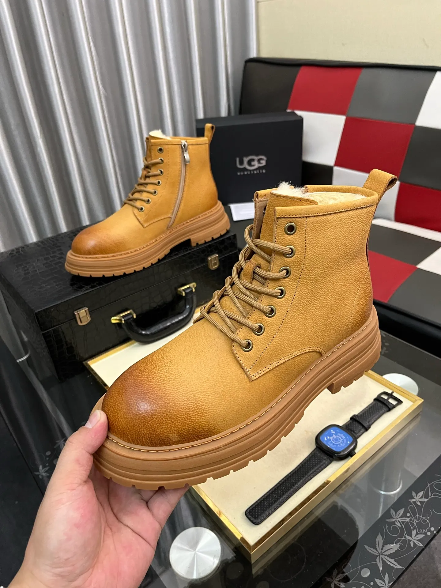 Men's Men's Shoes 💰660⌚️⌚️New UGG fur-integrated men's simple and fashionable snow shoes. The most worth buying at the end of this year are warm casual shoes. Whether you are out and about at home, their comfortable and warm performance will be your most suitable fashion companion! The material is cowhide upper and imported wool is used inside. Two layers of cowhide for warmth and comfort! The eva+ rubber patch outsole is cushioned, wear-resistant, and has good elasticity. It is light and wear-resistant, comfortable and soft, and the new simple cut is more fashionable. It has both practicality and fashion sense, so you no longer have to worry about how to match it in winter, while still maintaining fashionable taste. High-quality genuine wool produced in Dongguan. The material depends on the details! Size: 38-39-40-41-42-43-44-45